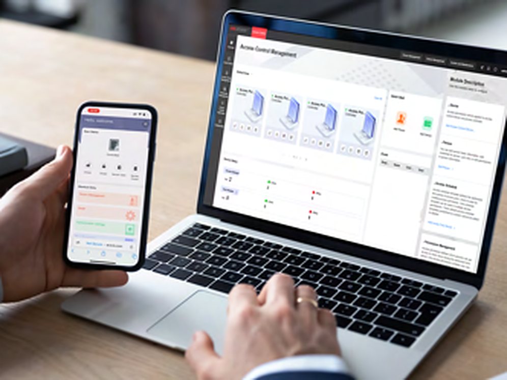 Persona usando el software de gestión de accesos desde una notebook y un celular
