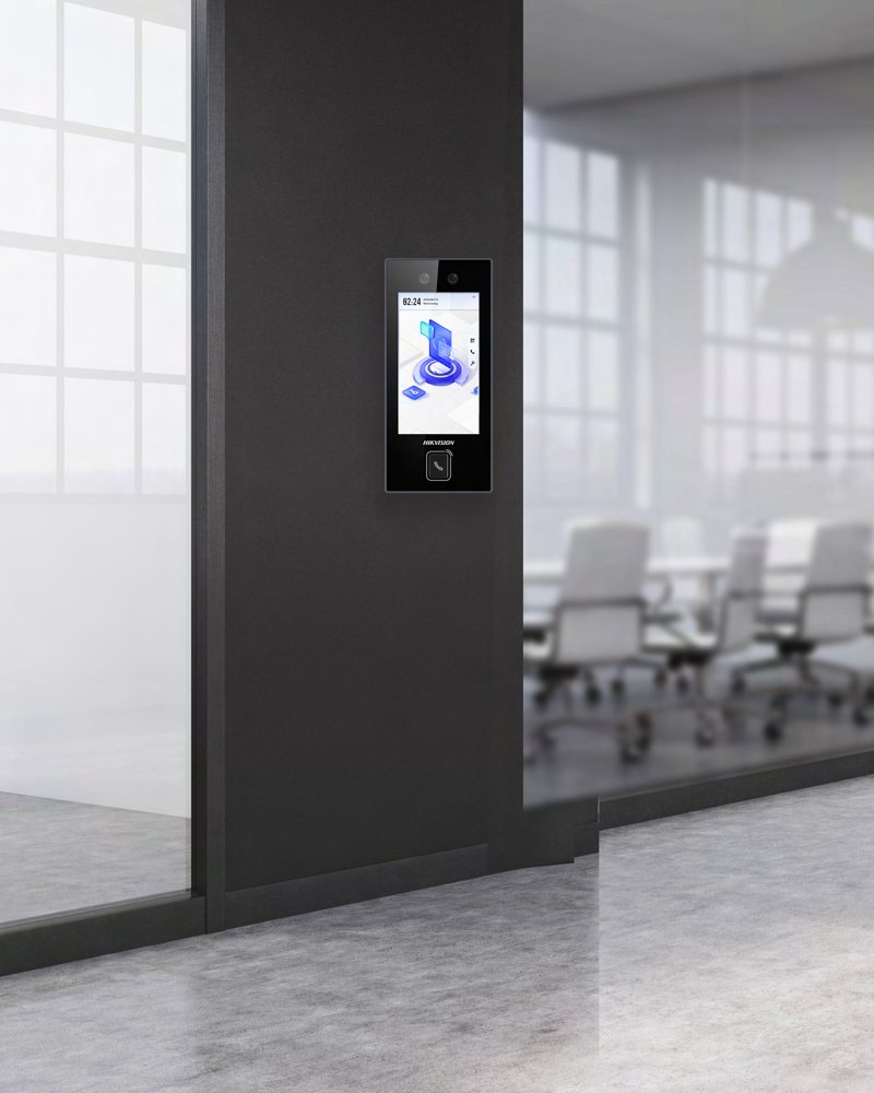 Terminal de acceso con pantalla táctil y llamada de video instalado en un pasillo de oficinas